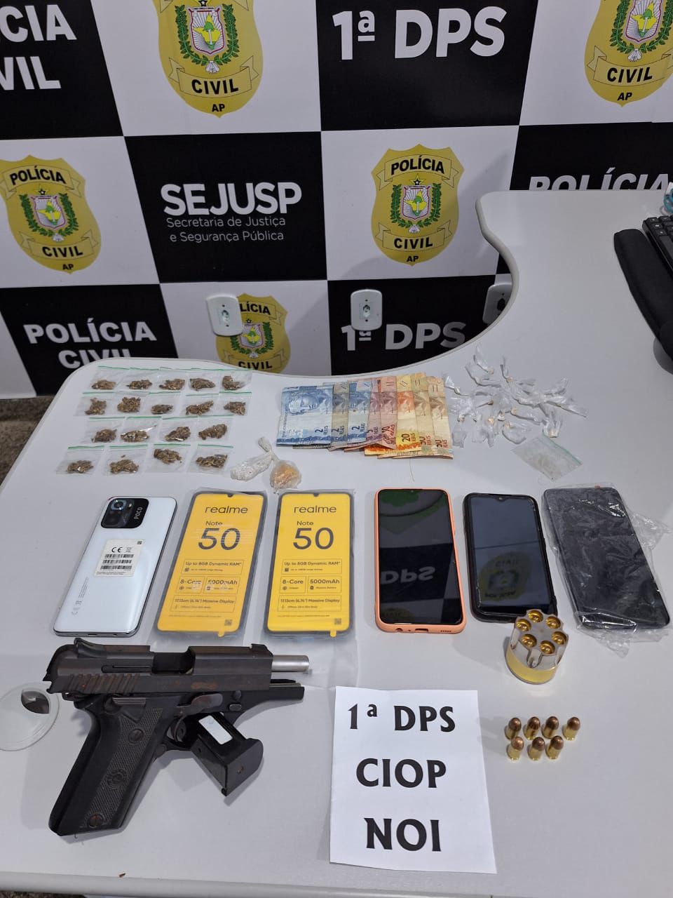 EM SANTANA, POLÍCIA CIVIL PRENDE DOIS INDIVÍDUOS EM FLAGRANTE POR POSSE ILEGAL DE ARMA DE FOGO, TRÁFICO DE DROGAS E CORRUPÇÃO DE MENORES